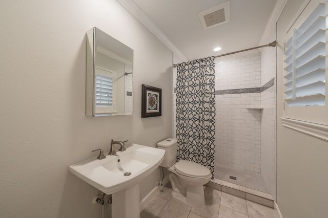 913 Roaring Springs Road, Fort Worth, TX 76114