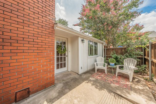 913 Roaring Springs Road, Fort Worth, TX 76114