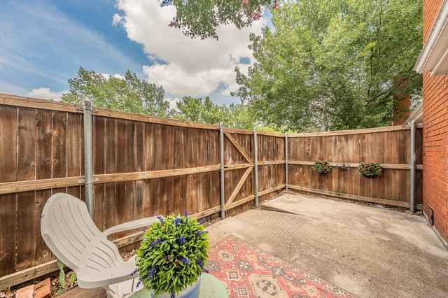 913 Roaring Springs Road, Fort Worth, TX 76114