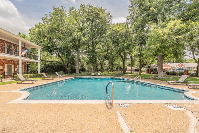 913 Roaring Springs Road, Fort Worth, TX 76114