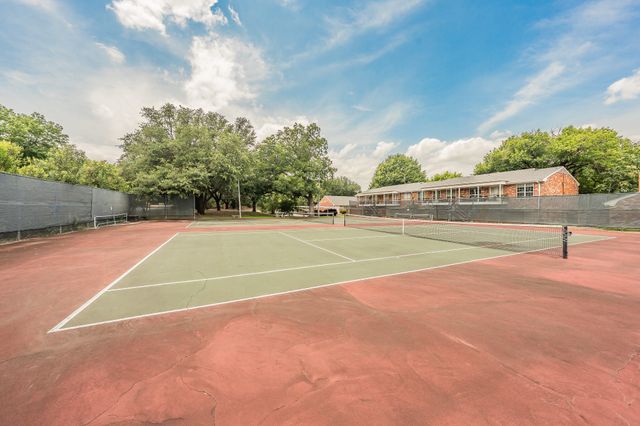 913 Roaring Springs Road, Fort Worth, TX 76114