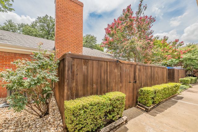 913 Roaring Springs Road, Fort Worth, TX 76114