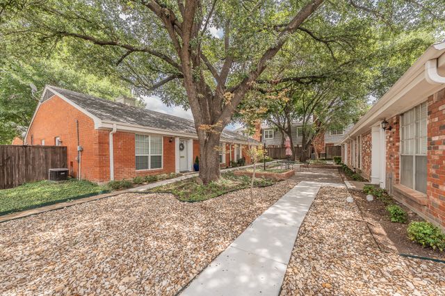 913 Roaring Springs Road, Fort Worth, TX 76114