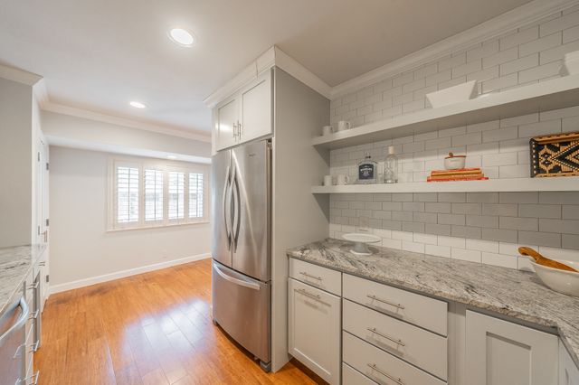 913 Roaring Springs Road, Fort Worth, TX 76114