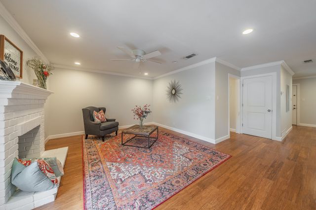 913 Roaring Springs Road, Fort Worth, TX 76114