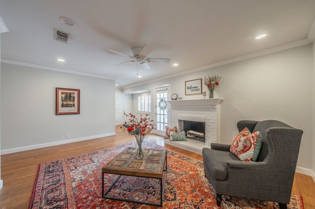 913 Roaring Springs Road, Fort Worth, TX 76114