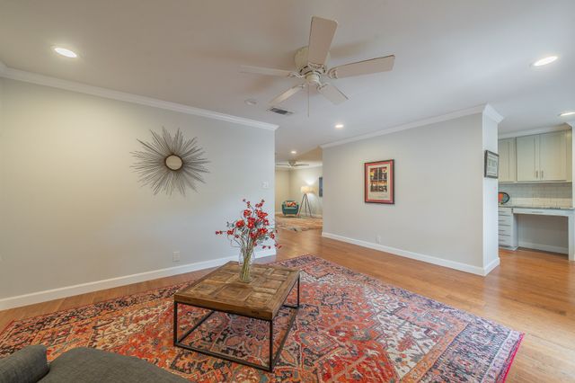 913 Roaring Springs Road, Fort Worth, TX 76114