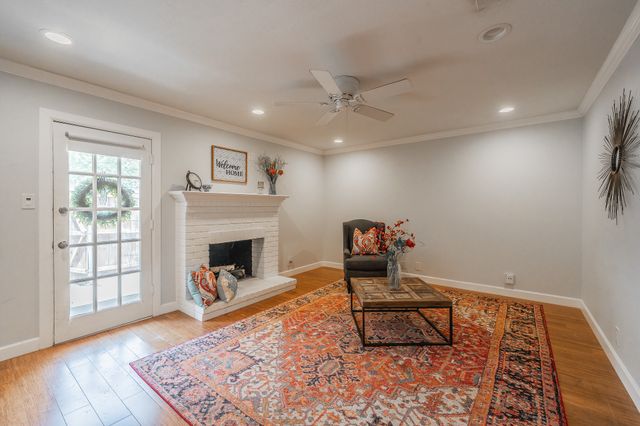 913 Roaring Springs Road, Fort Worth, TX 76114