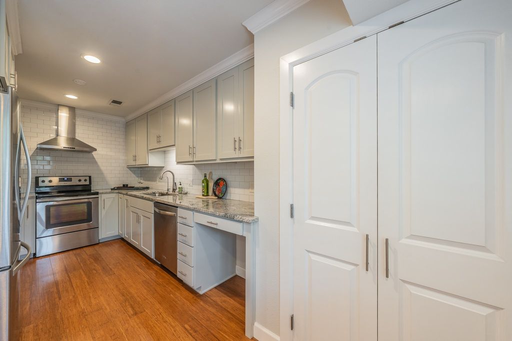 913 Roaring Springs Road, Fort Worth, TX 76114