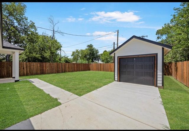 1615 E Hattie Street, Fort Worth, TX 76104