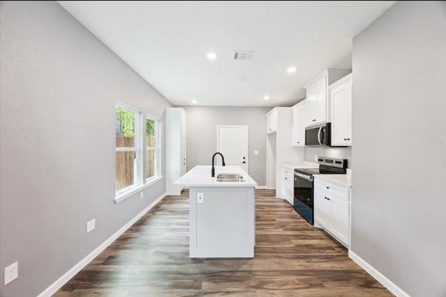 1615 E Hattie Street, Fort Worth, TX 76104