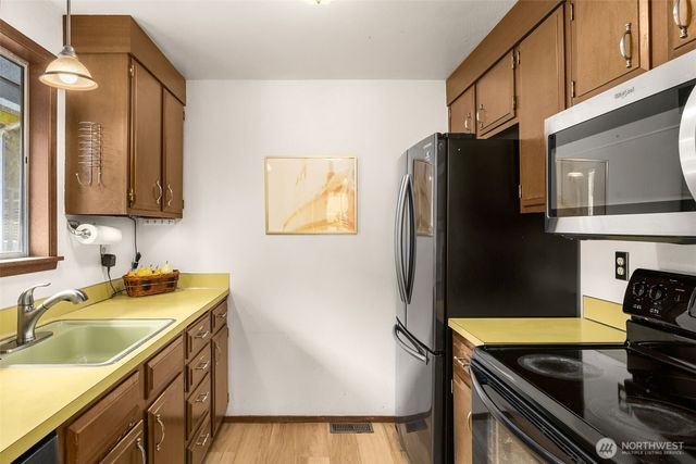 10317 Roosevelt Way NE, Seattle, WA 98125