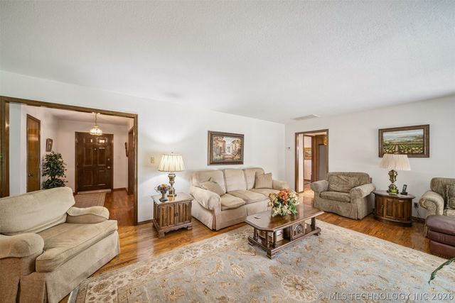 731 Kingfisher Road, Catoosa, OK 74015