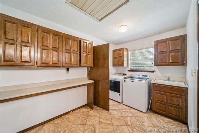 731 Kingfisher Road, Catoosa, OK 74015