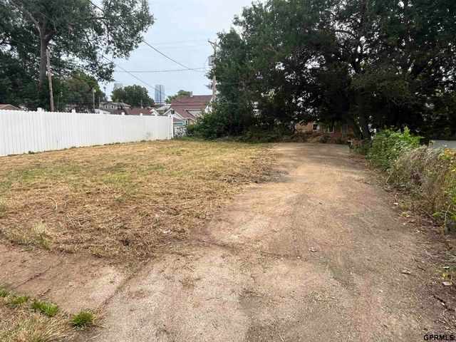 1025 S 28th Street, Omaha, NE 68105
