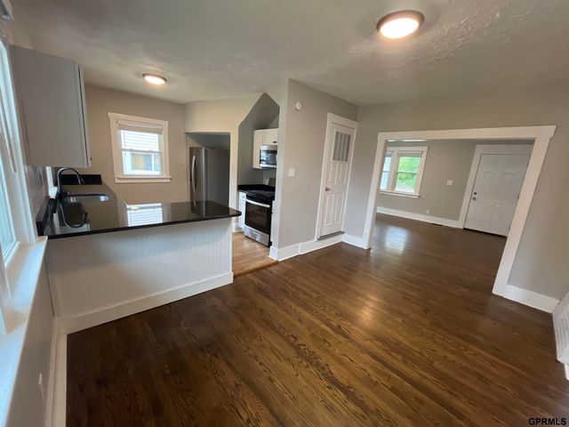 1025 S 28th Street, Omaha, NE 68105