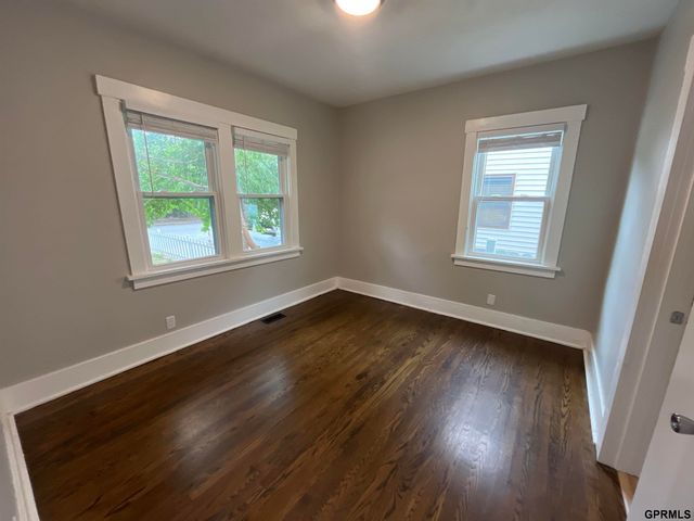1025 S 28th Street, Omaha, NE 68105