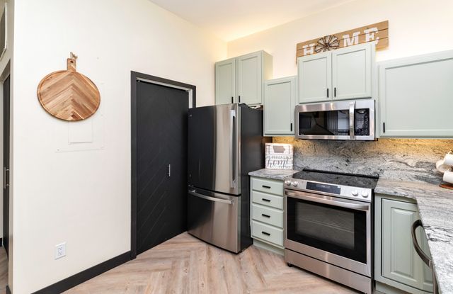 400 E Locust Street 102, Des Moines, IA 50309