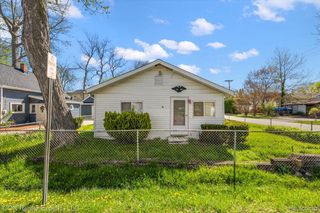 1801 Beechcroft Street, Keego Harbor, MI 48320