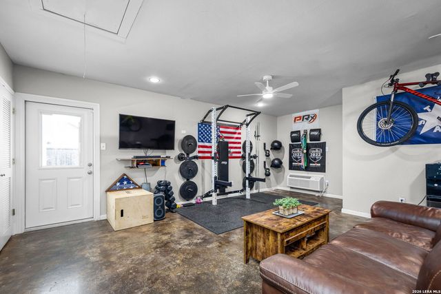 601 WOODLAKE DR, Mcqueeney, TX 78123