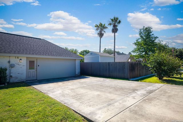 601 WOODLAKE DR, Mcqueeney, TX 78123