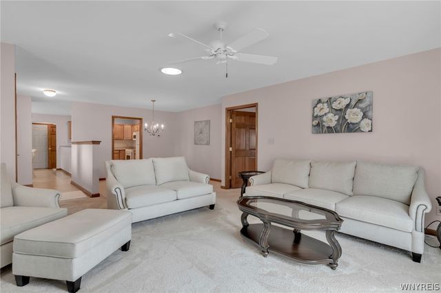 809 Carriage Lane, Lewiston, NY 14092