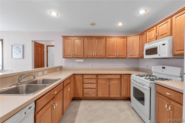 809 Carriage Lane, Lewiston, NY 14092