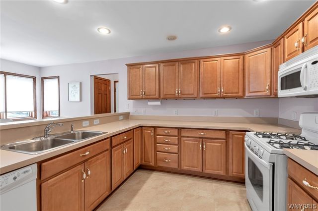 809 Carriage Lane, Lewiston, NY 14092