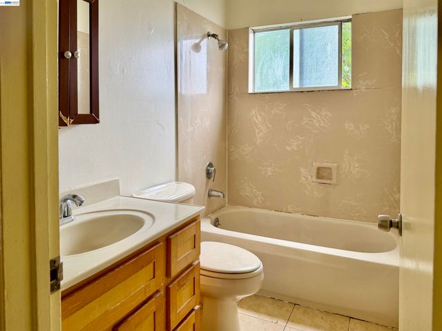 2828 Viola St, Oakland, CA 94619