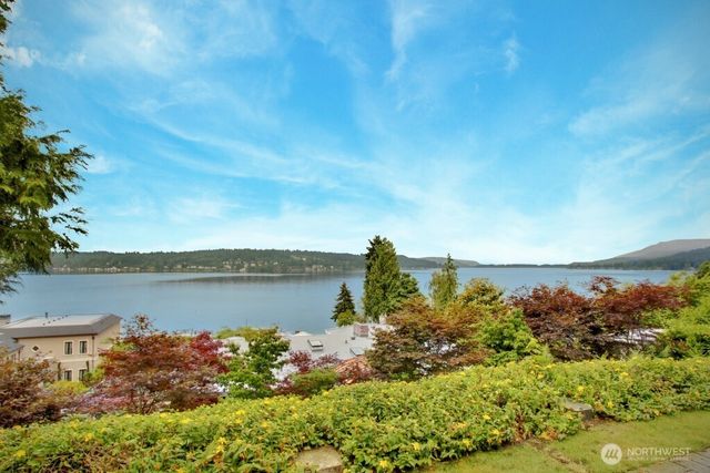 1848 W Lake Sammamish Parkway SE, Bellevue, WA 98008