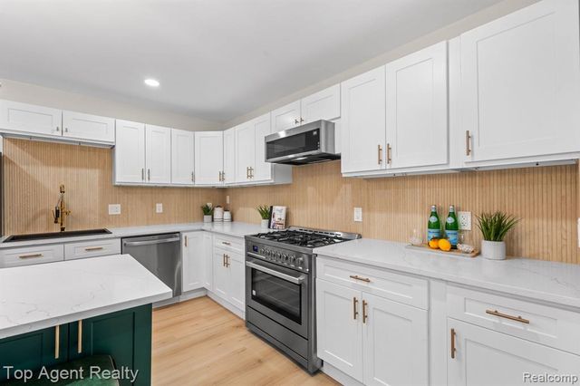 784 Barrington Road, Grosse Pointe Park, MI 48230