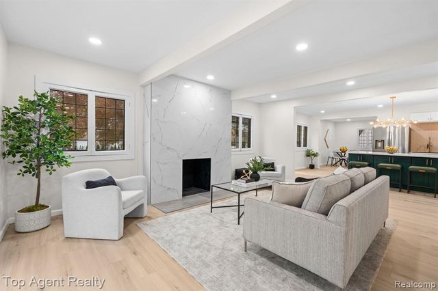 784 Barrington Road, Grosse Pointe Park, MI 48230