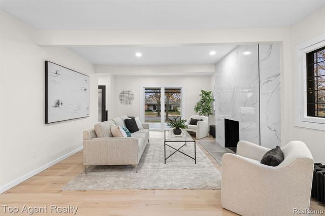 784 Barrington Road, Grosse Pointe Park, MI 48230
