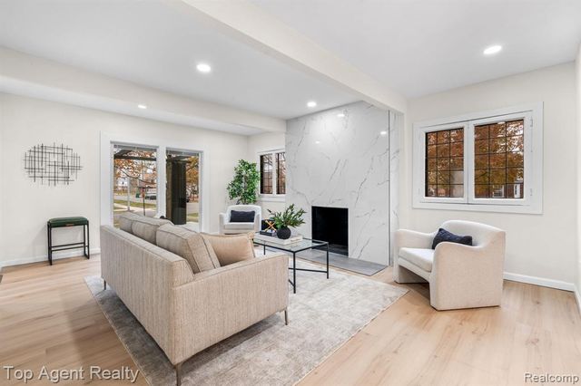 784 Barrington Road, Grosse Pointe Park, MI 48230