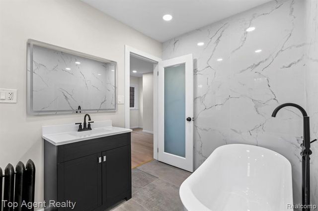 784 Barrington Road, Grosse Pointe Park, MI 48230