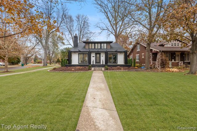 784 Barrington Road, Grosse Pointe Park, MI 48230