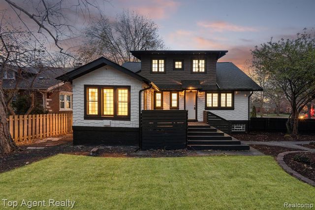 784 Barrington Road, Grosse Pointe Park, MI 48230