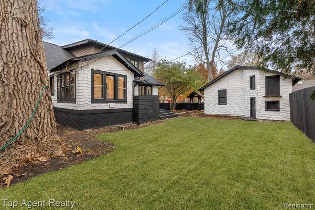 784 Barrington Road, Grosse Pointe Park, MI 48230