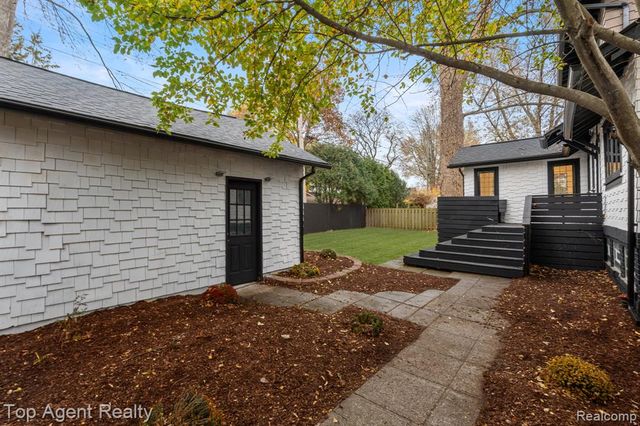 784 Barrington Road, Grosse Pointe Park, MI 48230