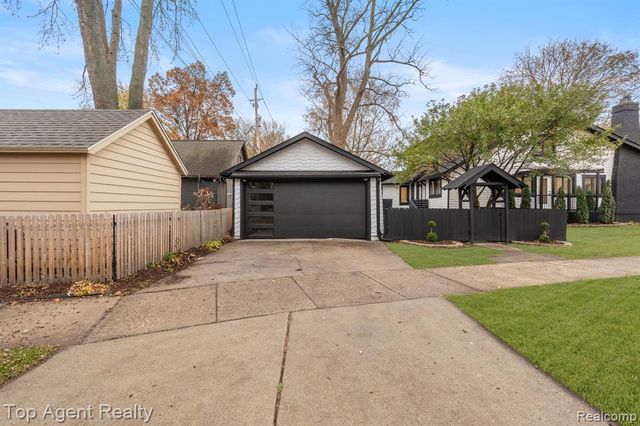 784 Barrington Road, Grosse Pointe Park, MI 48230