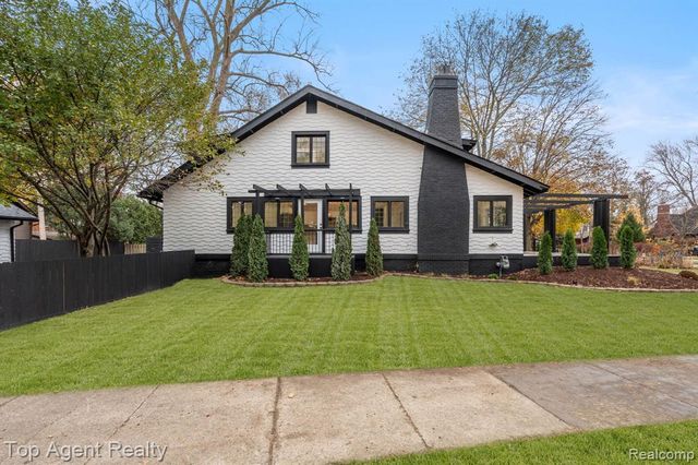 784 Barrington Road, Grosse Pointe Park, MI 48230
