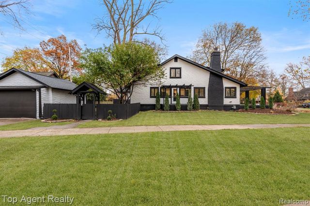 784 Barrington Road, Grosse Pointe Park, MI 48230