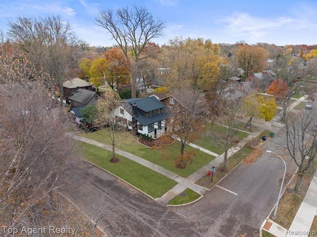 784 Barrington Road, Grosse Pointe Park, MI 48230