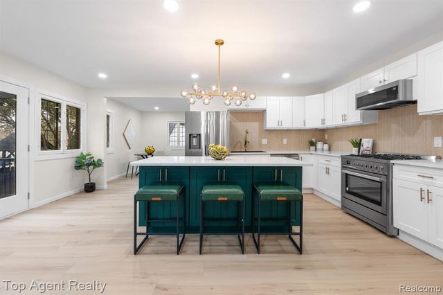 784 Barrington Road, Grosse Pointe Park, MI 48230