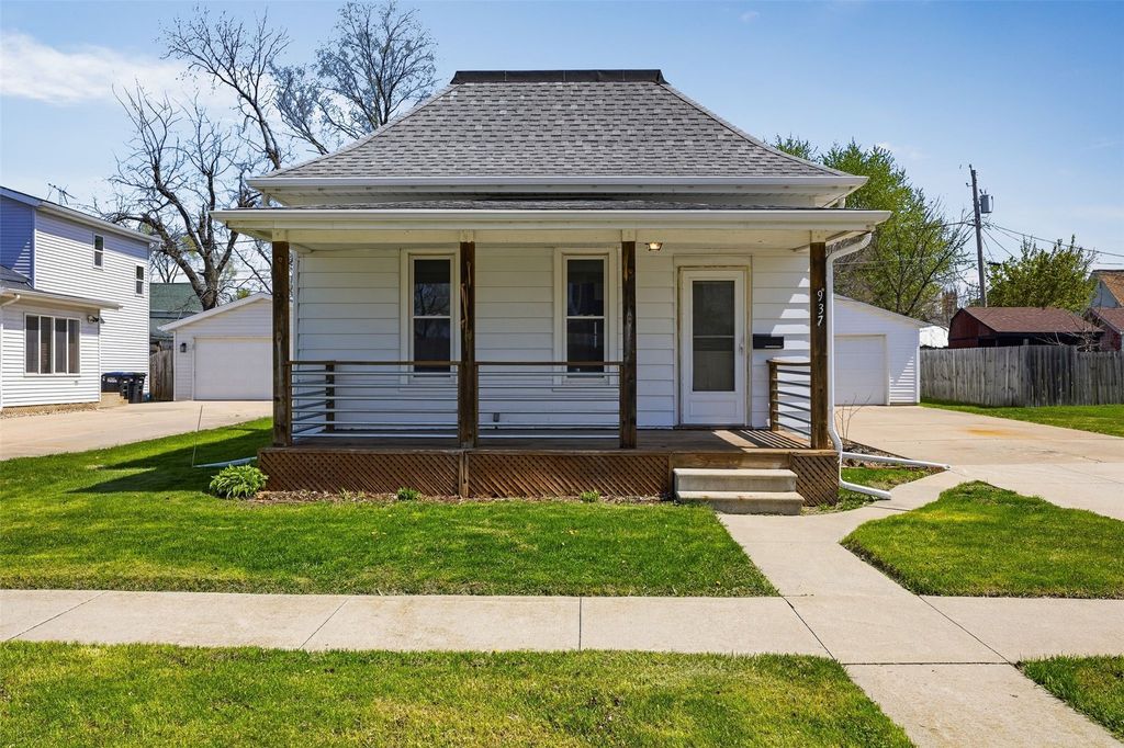 937 8th Street, Marion, IA 52302