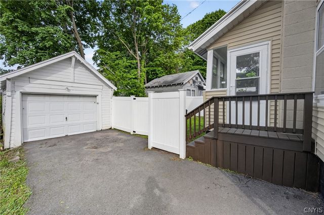 116 Malverne Dr, Syracuse, NY 13208