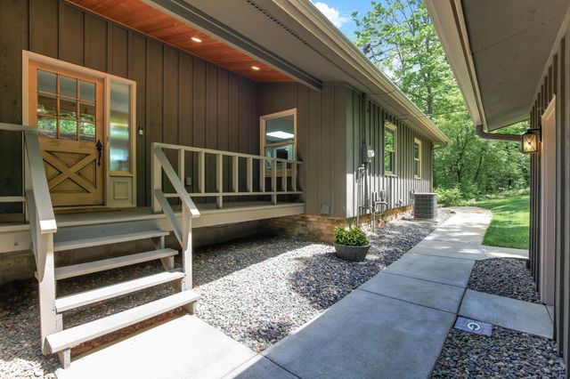 4001 Huntingdon Drive, Minnetonka, MN 55305