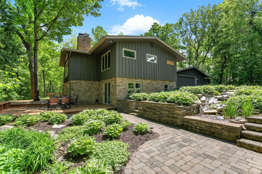 4001 Huntingdon Drive, Minnetonka, MN 55305