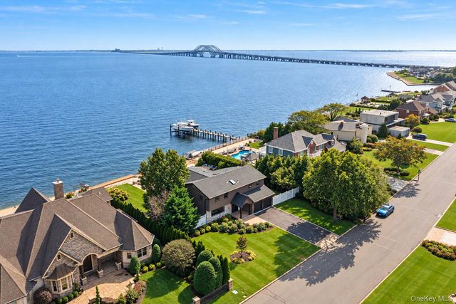 8 Shoal Drive, West Islip, NY 11795