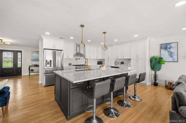 8 Shoal Drive, West Islip, NY 11795